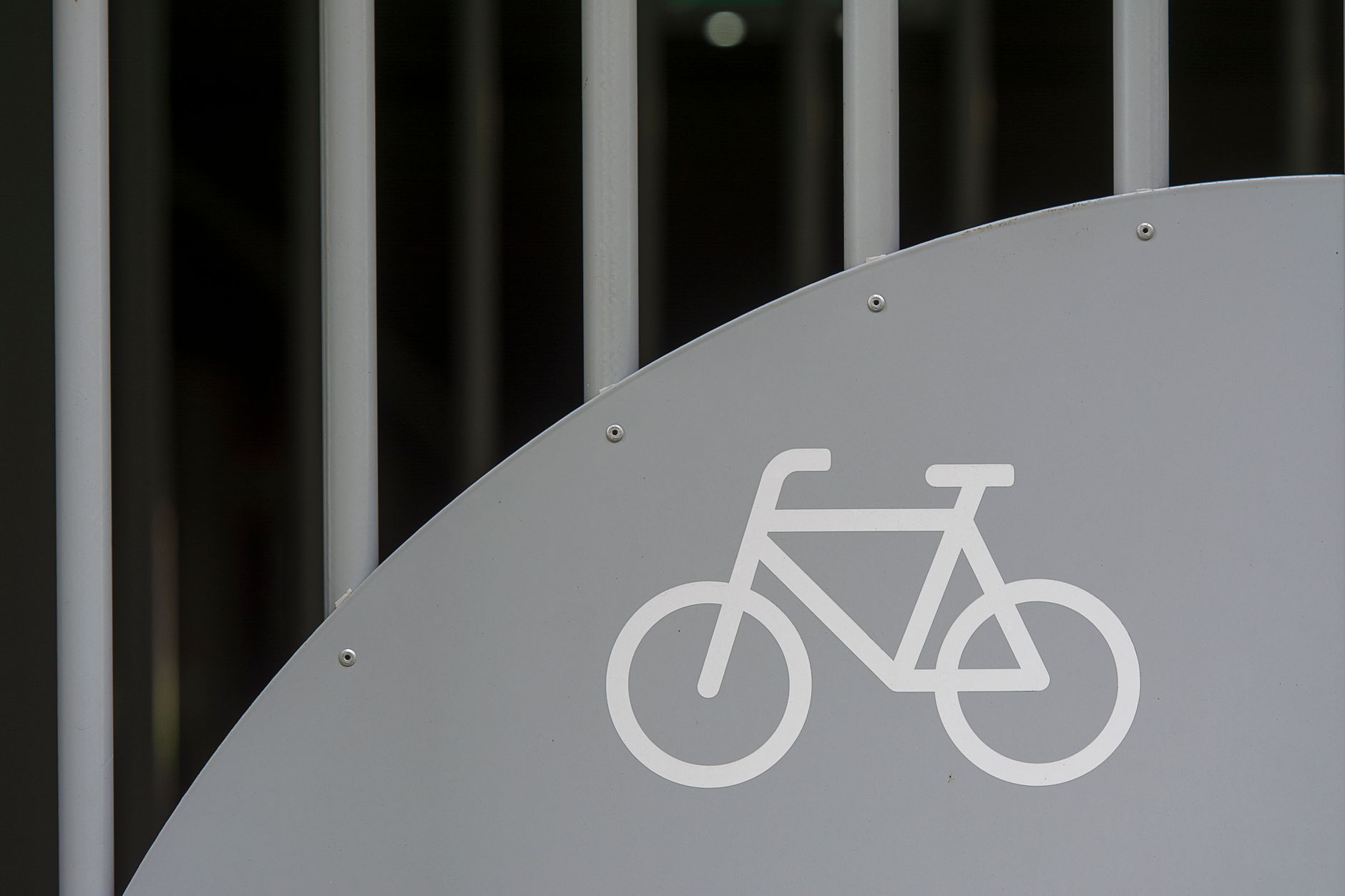 Strasbourg : la barrière anti-motos sur la piste cyclable suscite la colère