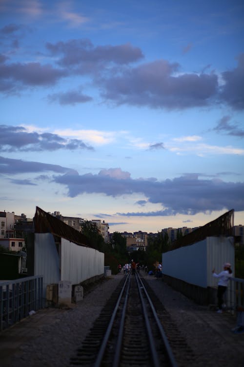 Darmowe zdjęcie z galerii z błękitne niebo, linie kolejowe, lokomotywa