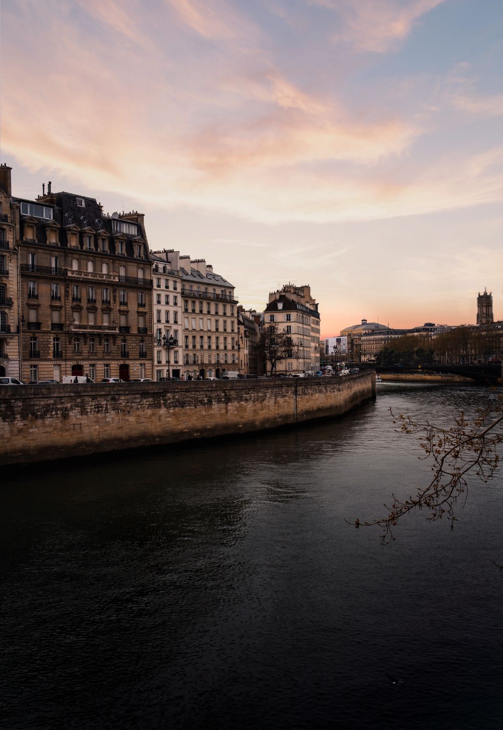 Edificios haussmannianos a orillas del Sena al atardecer