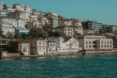Free A scenic view of Istanbul's charming waterfront with historic buildings under a clear blue sky. Stock Photo