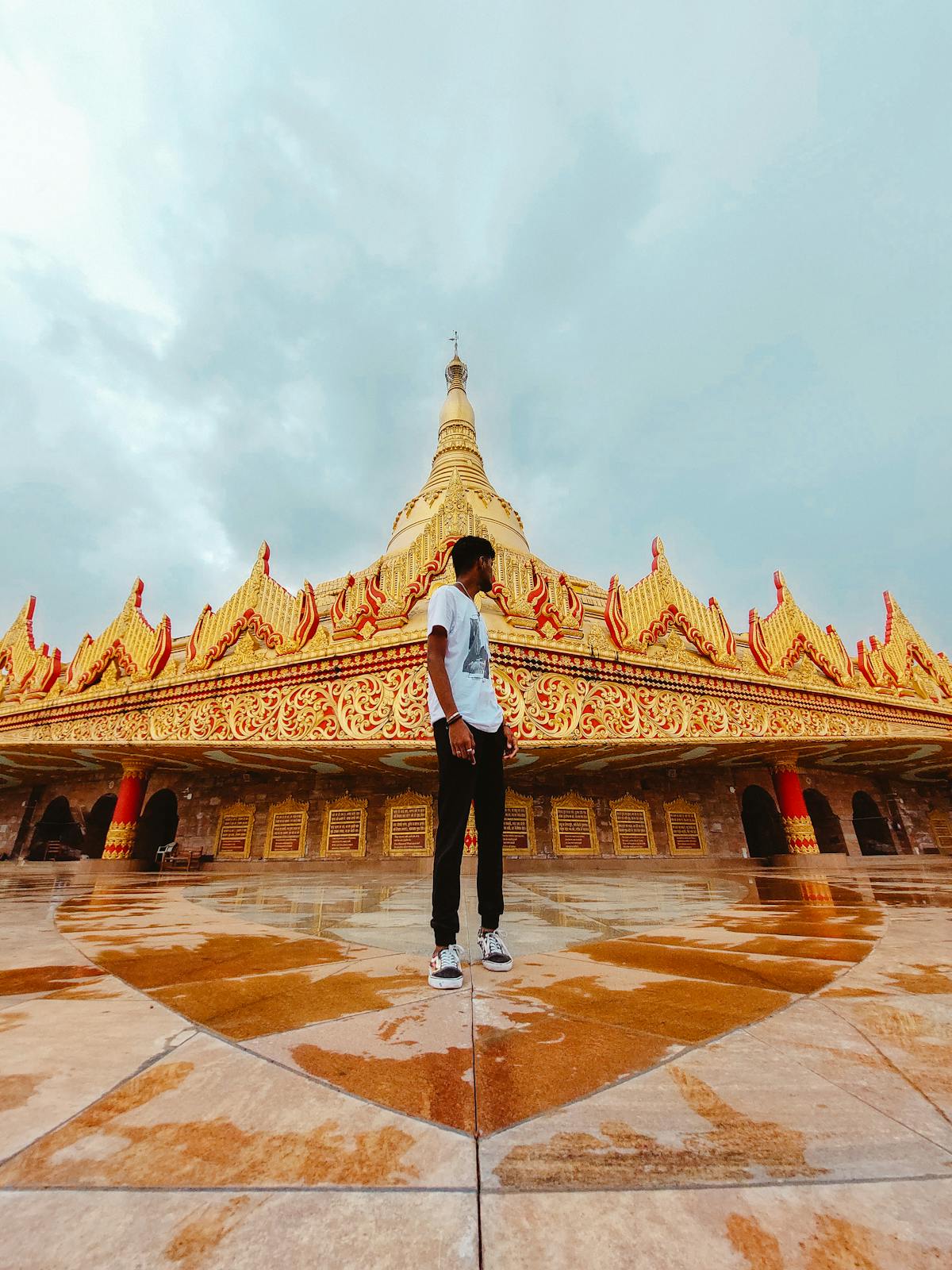 Formula 1 pit stop with mechanics changing tyres at high speed