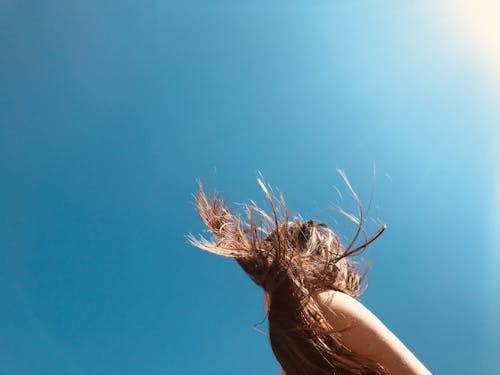 Vrouw Die Zich Onder Blauwe Hemel Bevindt