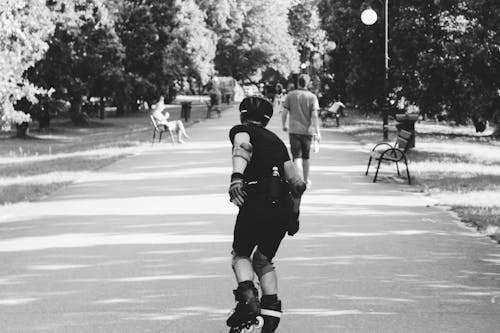 무료 공원에서 스케이트를 타는 사람 스톡 사진