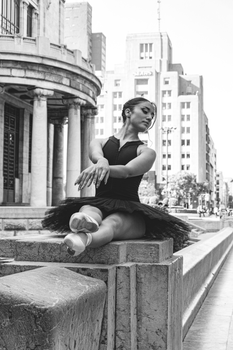 Black and white photo of a ballerina elegantly posing against a city backdrop in Ciudad de México.