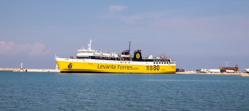 Free Yellow and White Ship on Sea Stock Photo