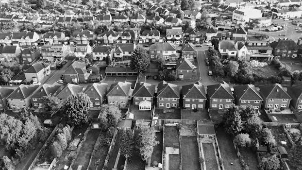 Black and white aerial view of Luton neighborhood with rows of houses.
