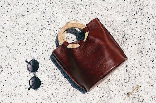 Základová fotografie zdarma na téma dámská peněženka, kůže, sluneční brýle