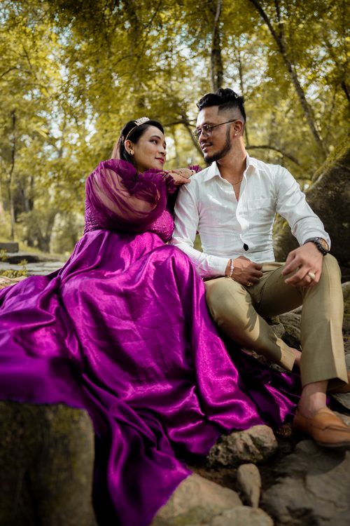 Free Couple posing romantically in nature, dressed in elegant clothing. Stock Photo