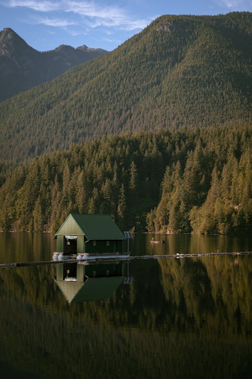 Free Lake house in the mountains Stock Photo