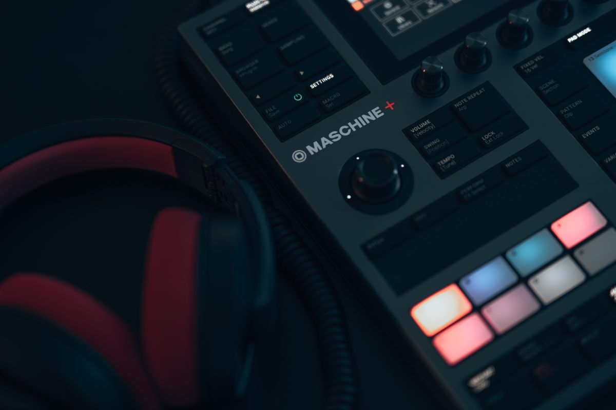 Tonacja i miksowanie harmoniczne podczas pracy na sprzęcie DJ