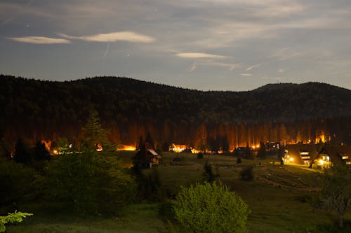 Kostenloses Stock Foto zu beleuchtet, berg, dorf