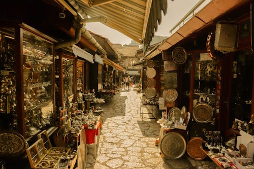 Kostenloses Stock Foto zu antiquitätengeschäft, flohmarkt, fußweg