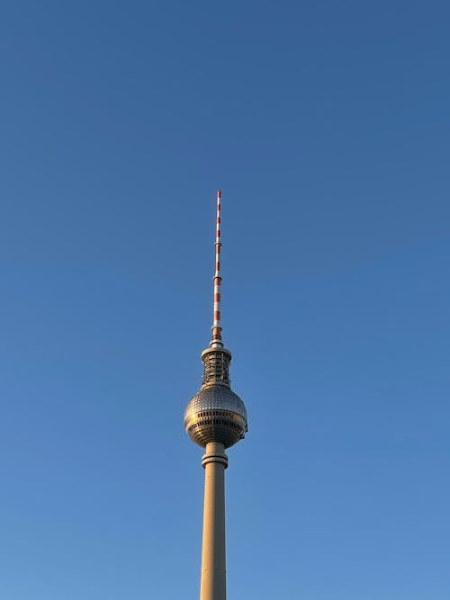 Ingyenes stockfotó alacsony szögű felvétel, berlin, berliner fernsehturm témában