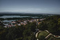 郁郁葱葱的绿色植物和宁静的水体构成了令人叹为观止的鸟瞰图