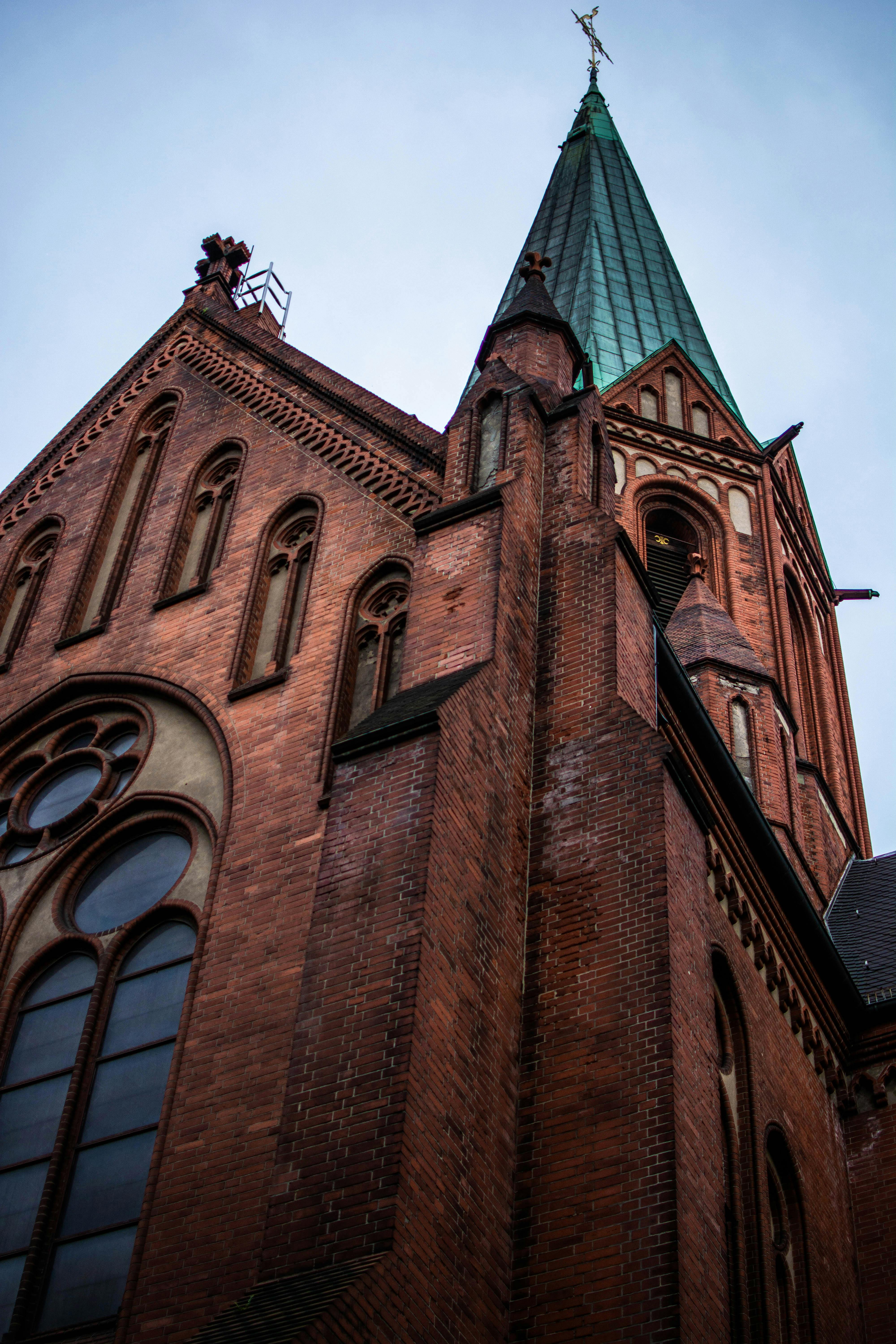 在德国柏林，一座哥特式砖砌教堂高耸的尖顶直插多云的天空
