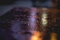 雨滴的黑暗，在潮湿的表面上反射出喜怒无常的图像