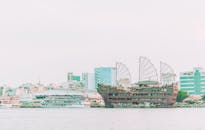 这座风景优美的城市港口横跨平静的河流，拥有独特的船只和现代化的建筑