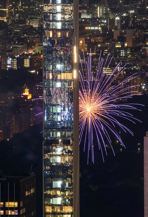 Immagine gratuita di fuochi d'artificio, grattacielo, illuminato