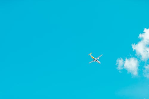 Foto d'estoc gratuïta de aire de precisió, cel blau, fons blau