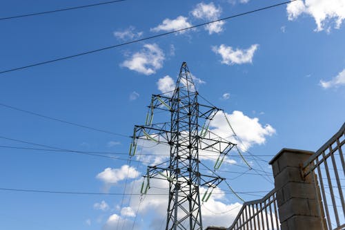 Kostenloses Stock Foto zu aufnahme von unten, blauer himmel, elektrische kabel