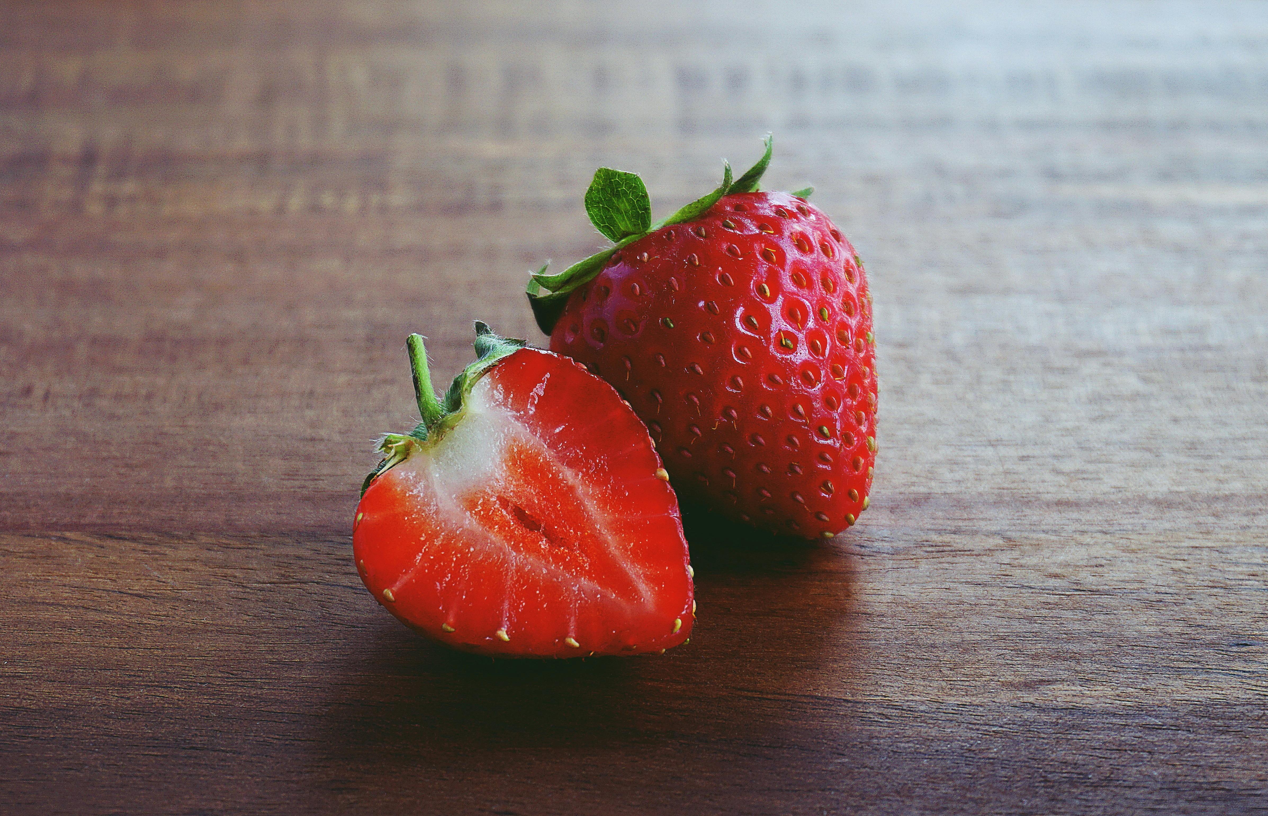 Erdbeeren Auf Brauner Oberfläche · Kostenloses Stock Foto