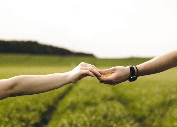 Online dating: starting a conversation on a niche platform