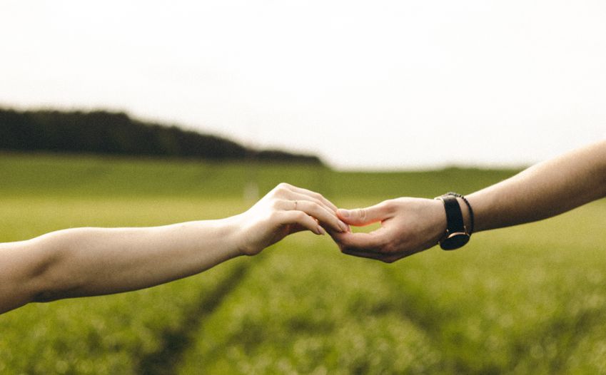 Online dating: starting a conversation on a niche platform