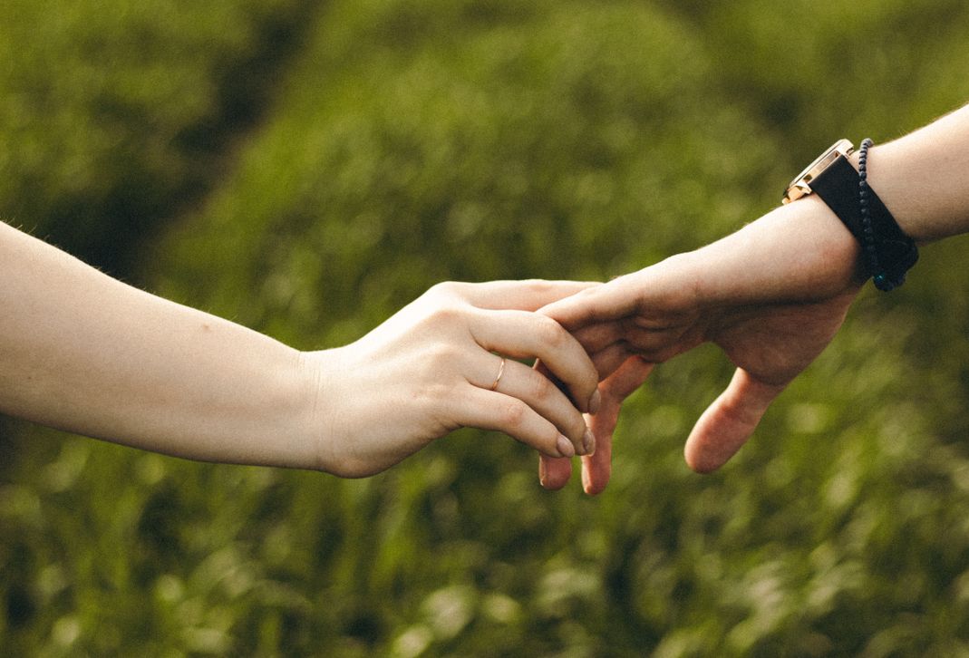 Online dating: starting a conversation on a niche platform
