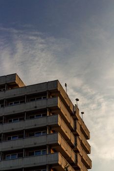 在罗马尼亚克卢日-纳波卡，一座当代建筑在低角度拍摄下，映衬着多云的天空