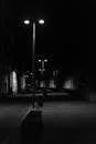 克卢日-纳波卡的夜晚街景黑暗而喜怒无常，现代路灯投下阴影