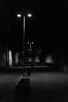 克卢日-纳波卡的夜晚，街景在黑暗与喜怒无常中，被现代路灯投下阴影