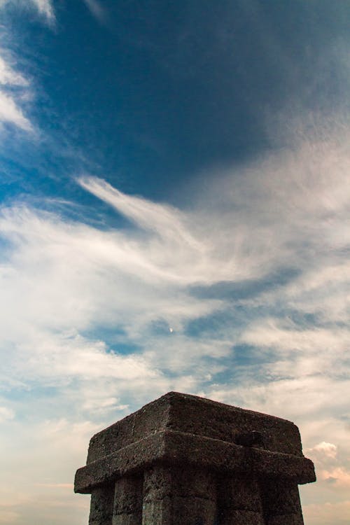 무료 흐린 하늘 아래 사원 스톡 사진