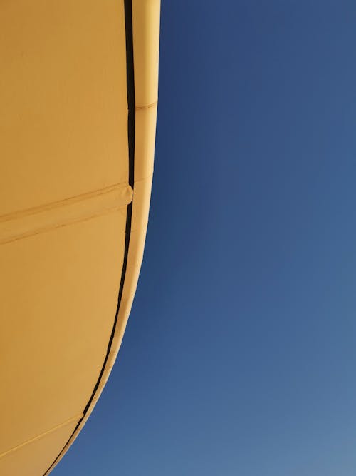 Foto d'estoc gratuïta de cel blau, edifici groc, primer pla