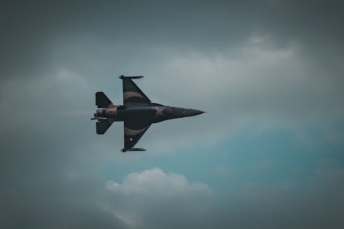 Gratis Foto stok gratis Angkatan Udara, f16, langit kelabu Foto Stok