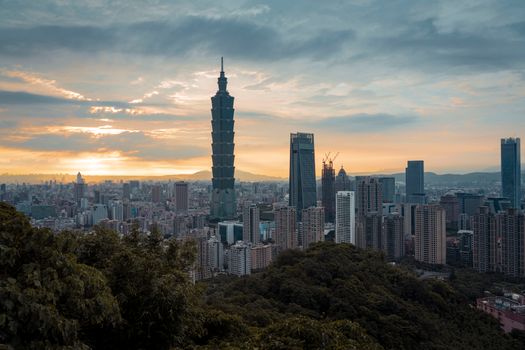 A breathtaking view of Taipei's skyline with Taipei 101 at sunset.