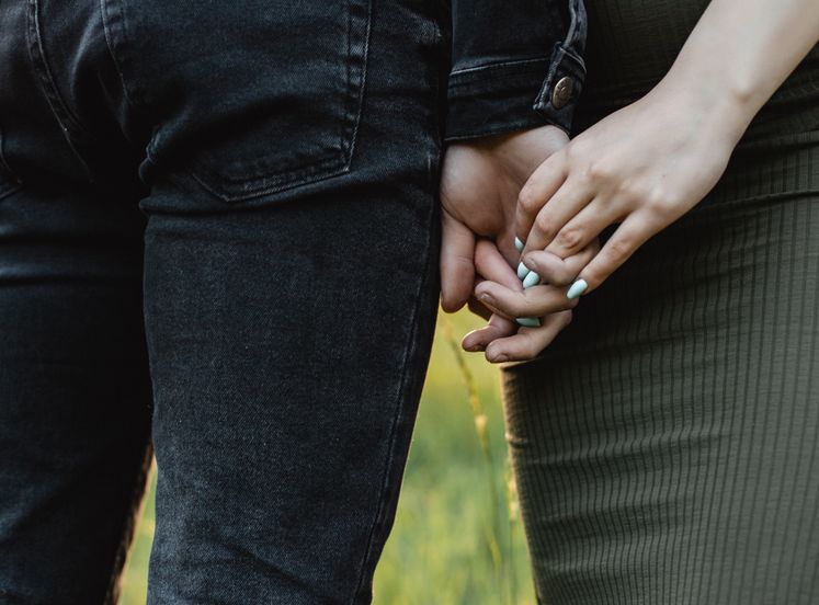 Online dating: starting a conversation on a niche platform