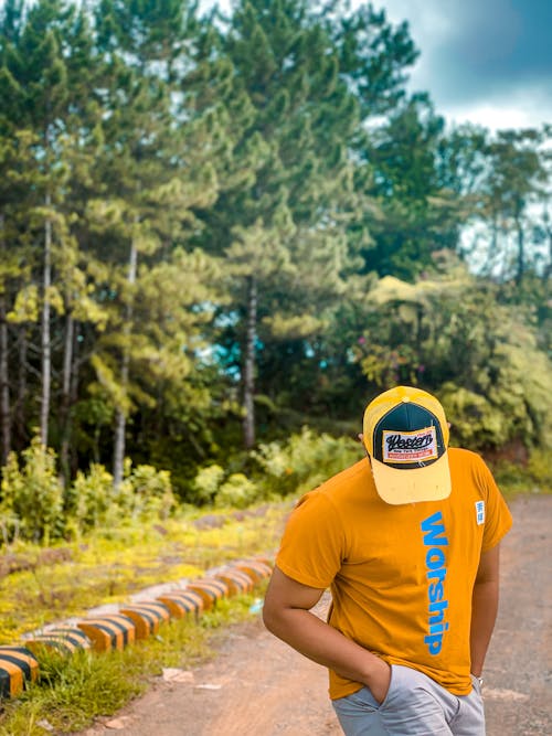 Foto profissional grátis de boné, camisa laranja, homem