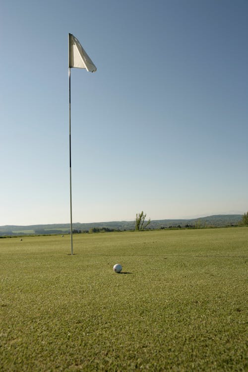 Darmowe zdjęcie z galerii z flagstick, piłka golfowa, pionowy strzał