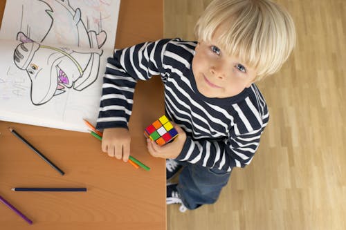 Kostnadsfri bild av barn, blond, färgade pennor