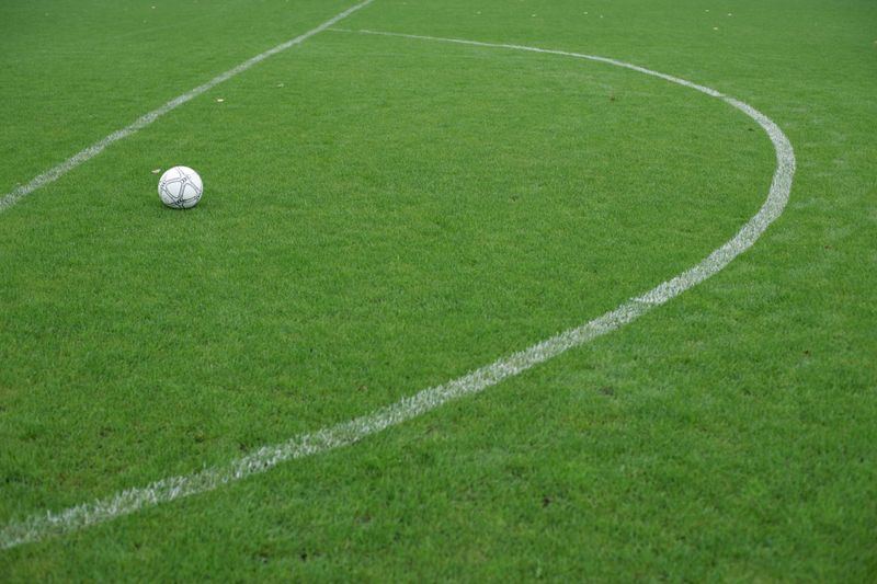 Bola de futebol no relvado