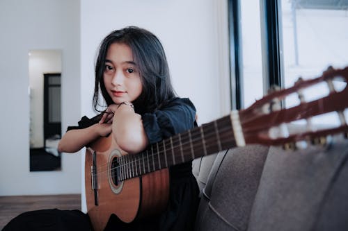 akustik gitar, amatör endonezya, Asyalı kadın içeren Ücretsiz stok fotoğraf