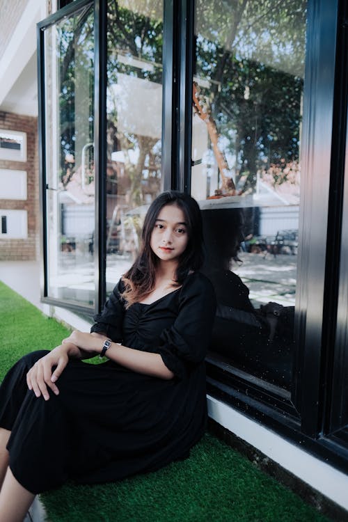 Free Woman in Black Dress Sitting Stock Photo