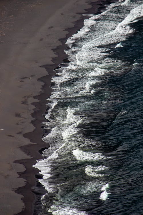 Δωρεάν στοκ φωτογραφιών με κατακόρυφη λήψη, μαύρη άμμος, παραλία