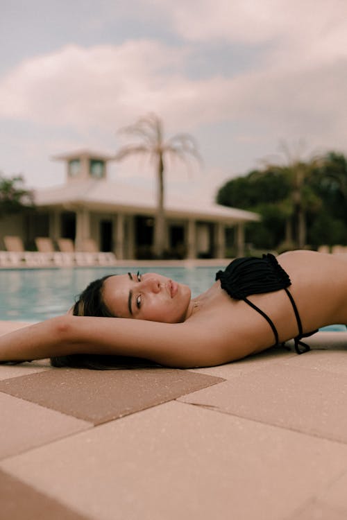 Kostnadsfri bild av asiatisk kvinna, bikini topp, golv