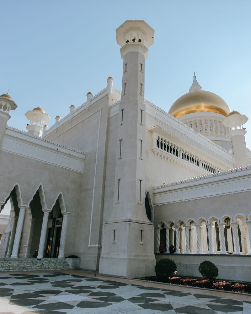 Sultan Omar Ali Saifuddin Mosque with golden dome in Bandar Seri Begawan, Brunei