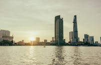 日落时分，河边摩天大楼与现代城市天际线的壮丽景色，映照出宁静的城市生活