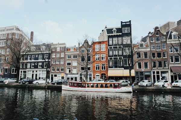 Things to do in Amsterdam in November, Canal cruise