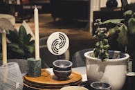 这是一个以烛台、植物和现代装饰元素为家居灵感的时尚室内场景