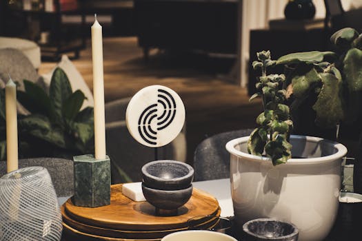 这是一个以烛台、植物和现代装饰元素为家居灵感的时尚室内场景