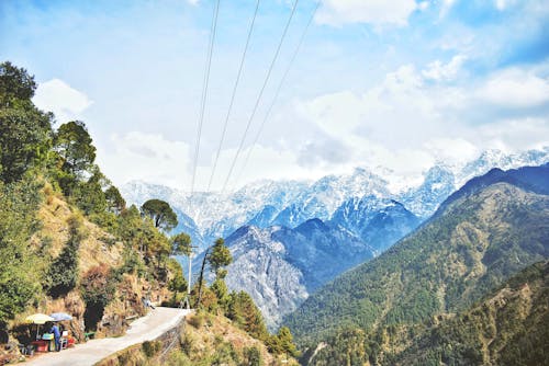 無料 電柱のある山の道路の航空写真 写真素材